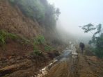 Curah Hujan Tinggi, Jalan dan Sawah di Mabar Tertimbun Material Longsor