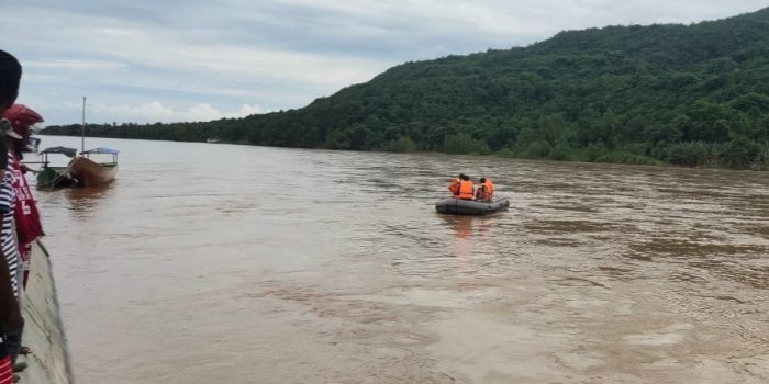 Bocah Pesantren yang Tenggelam di Sungai Wae Pesi Belum Ditemukan