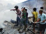 Sinergitas TNI-Polri dan Masyarakat Padamkan Api di 7 Ruko Pasar Lembor