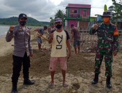 Anggota Koramil 1612-08 dan Polsek Macang Pacar Bersihkan Area Pantai Bari