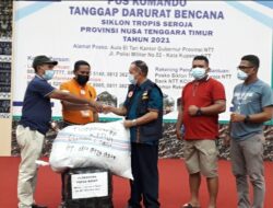 IKF Flobamora Papua Barat Serahkan Bantuan 245 Koli Pakaian Layak Pakai