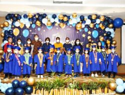 Buoyant Montessori School Kupang Wisudakan 16 Siswa TK dan SD