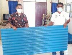 Bank NTT Distribusi Bantuan Seng dan Paku untuk Warga Kecamatan Alak