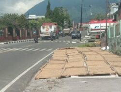 Miris, Trotoar di Kota Ruteng Dijadikan Tempat Jemur Kopi