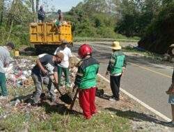 DLH Manggarai Turun Tangan Atasi Sampah di Pinggir Jalan Ruteng-Reo