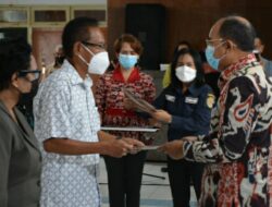 Serahkan Santunan, Wali Kota Kupang Ajak Pensiunan ASN Cegah Penyebaran COVID-19