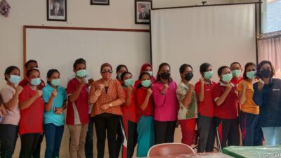 Yeni Veronika Sumbang Bak Sampah untuk Puskesmas Datak