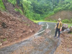 Curah Hujan Tinggi, Ruas Jalan Provinsi di Mabar Tertimbun Tanah Longsor