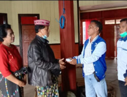 Partai Demokrat Manggarai Serahkan Bantuan ke Rumah Adat Gendang Tenda