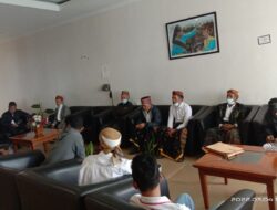 Dana Desa Dikorupsi, Warga Compang Cibal Datangi Polres dan Kantor Bupati Manggarai
