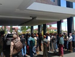 Puluhan Warga Datangi Kantor Bupati Manggarai, Ini Tuntutannya