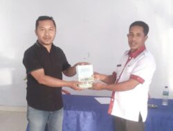 Ketum LPPKPD Sumbang Buku untuk Pemdes Bangka Jong