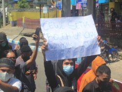 Demo di Kupang, Mahasiswa Bawa Spanduk “Cewek Setia Boleh Langkah, Minyak Goreng Jangan”