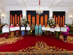 Julie Laiskodat Fasilitasi Kartini Kesehatan Asal Sikka Terima Penghargaan dari Istana