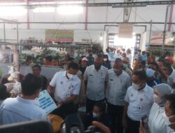 Dirut Bank NTT Serahkan 10 Tong Sampah untuk Pasar Batu Cermin