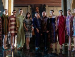 The Apurva Kempinski Bali Gandeng Asha Smara Darra Hadirkan Peragaan Busana dan Pameran 100 Kain Nusa Tenggara