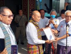Hasil Referendum Jokowi Tiga Periode Resmi Diserahkan ke Gubernur NTT