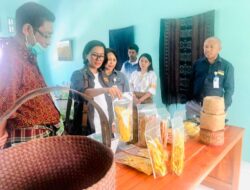 Terkagum-kagum, Guru Besar UKSW Puji Semangat UMKM Binaan Bank NTT di Sikka