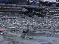 Kawasan Wisata Pantai Warna Oesapa Dipenuhi Sampah