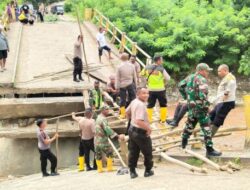 Aparat TNI-POLRI Bangun Akses Darurat di Jembatan Nunpisa