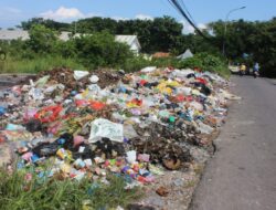 Aroma Tak Sedap dari Tumpukan Sampah di Jl. Adi Sucipto Kota Kupang