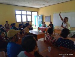 Anggota DPRD Manggarai Serahkan Beasiswa PIP untuk 55 Pelajar di SDK Welu