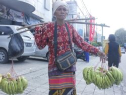 Kisah Oma Neno yang Rela Jual Pisang, Demi Membayar Biaya Kuliah 2 Orang Cucunya