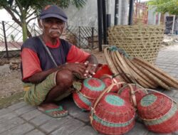 Masuk Usia Senja, Pria di Kupang Masih Tekun Berjualan Mencari Nafkah