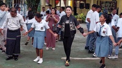 Dukung Sekolah Jam 5.30 Pagi, Bunda Julie Kunjungi SMA 6 Kupang