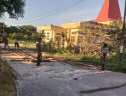 Warga Blokir Jalan Menuju Kantor Bupati SBD, Tuntut Segera Ganti Rugi Lahan