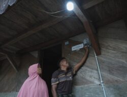 Kado Kemerdekaan, PLN Resmikan Listrik di 4 Desa dan 14 Dusun di NTT