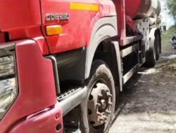 Truk Tangki Pertamina di Manggarai Terpergok ‘Kencing’ di Jalan