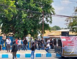 Sekelompok Masa Gelar Aksi di Kantor PN Kupang, Tuntut Polisi Kerja Profesional