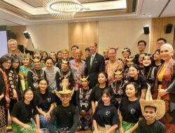 Didukung Bunda Julie, Mahasiswa IPMI Sukses Memukau Pangeran Edward di Acara Charity Dinner DoE 2023