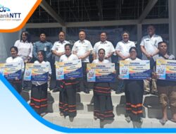Menkop Teten Masduki Serahkan Kredit Merdeka Bank NTT kepada 6 Pedagang Pasar di Sumba Barat