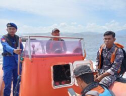 Tim SAR Cari ABK KM Rahmat Hidayat yang Jatuh di Pelabuhan Adonara, Flotim