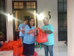 Perempuan Timses Melki-Johni Berbagi Kasih dengan Komunitas Pemulung di Kota Kupang