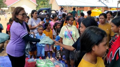 Yayasan D’Asadoma Salurkan Ratusan Paket Bantuan kepada Pengungsi Gunung Lewotobi