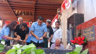 Melki Laka Lena Nyekar ke Makam Frans Lebu Raya, Siap Mewarisi Spirit Perjuangan Membangun NTT Tercinta