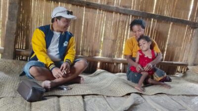 Rikard Persly temui keluarga bocah lumpuh di Manggarai Timur. (Foto: Istimewa)