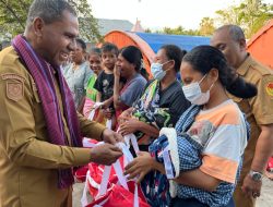 Wagub Johni Salurkan Bantuan untuk Penyitas Erupsi Gunung Lewotobi