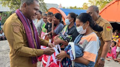 Wagub Johni Salurkan Bantuan untuk Penyitas Erupsi Gunung Lewotobi