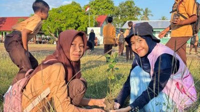 Sentuhan Kasih Srikandi PLN UIP Nusra untuk Siswa SDN 2 Padak Guar