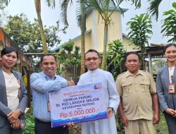 Bank NTT Sumbang Lemari dan Meja untuk Paroki Santo Pio Langke Majok