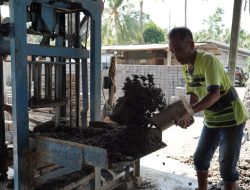 Berkualitas dan Hemat, Bantuan FABA dan Mesin Cetak PLN UIP Nusra, Sokong Produksi UMKM Batako Gunung Sari