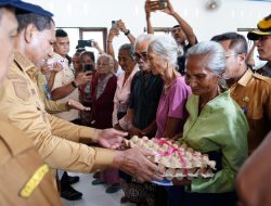 Wagub NTT Johni Asadoma Bagikan Paket Sembako Bersubsidi untuk Masyarakat Sabu Raijua
