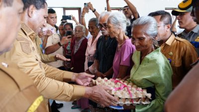 Wagub NTT Johni Asadoma Bagikan Paket Sembako Bersubsidi untuk Masyarakat Sabu Raijua