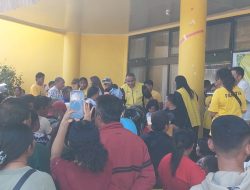 Ribuan Warga Padati Pasar Murah di Kantor Golkar NTT