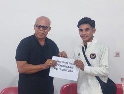 Dr. Semuel Haning Apresiasi Atlet Tinju NTT di SEA Games 2025, Serahkan Dana Pembinaan Rp5 Juta per Atlet