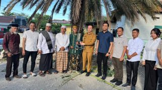 Walikota Kupang, dr. Christian Widodo (tengah) menyerahkan secara simbolis bantuan hewan kurban di Masjid Al-Fatah, Kampung Solor, Selasa (26/05). (Foto: Agung)